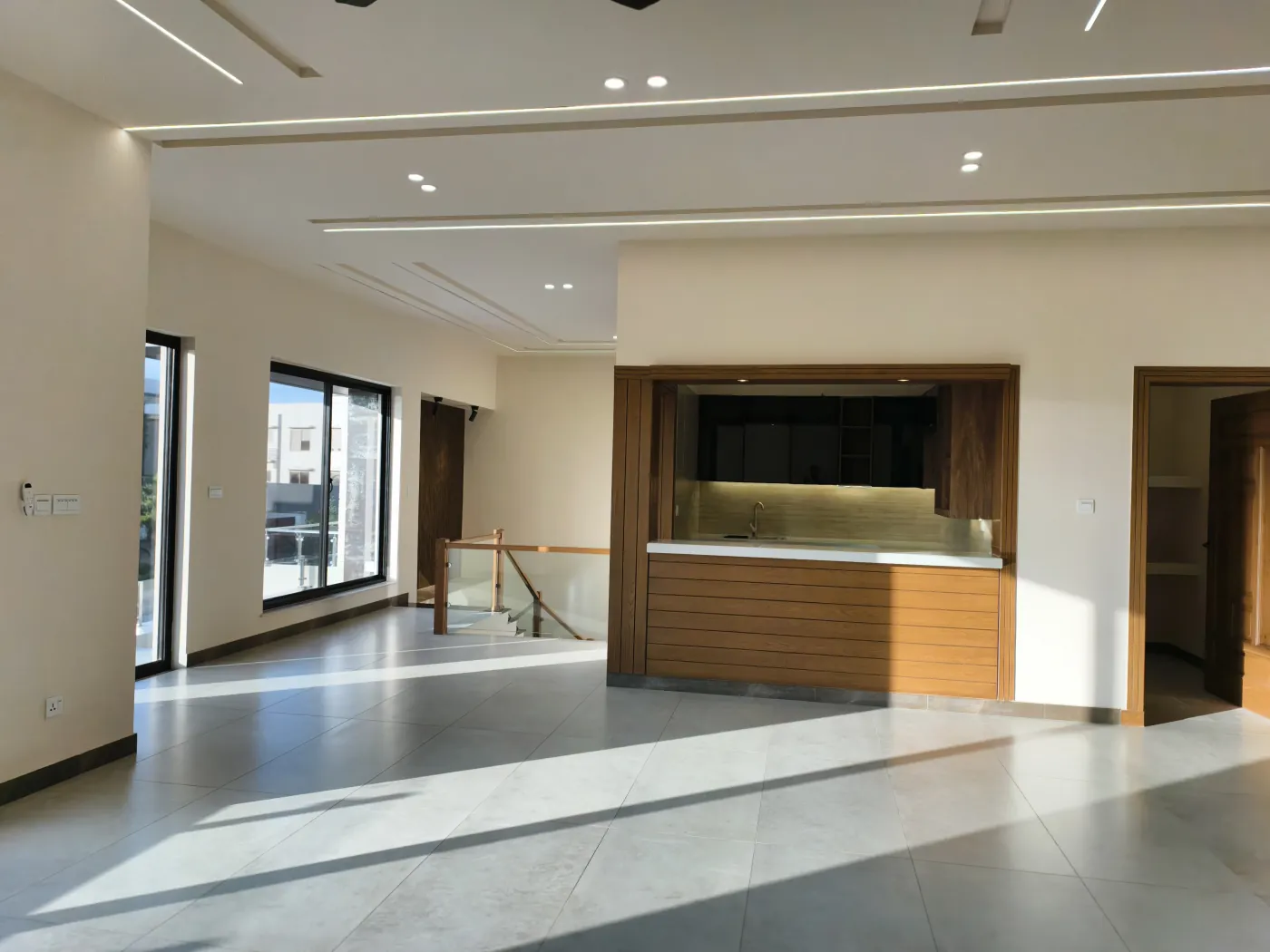 Open living floor with a wood-framed servery niche